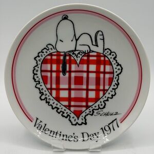 Charles Schulz Peanuts Snoopy Valentine's Day Plate - First Edition 1977